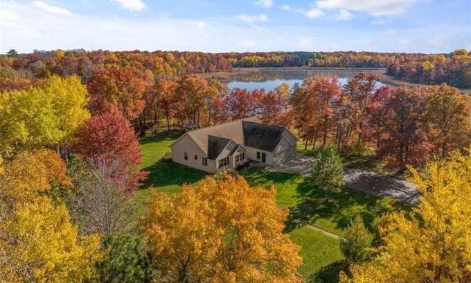 Nisswa Cabin | Sept 4-7 Open! Lake Edward, Mins to Nisswa, Hot Tub , Game Room , Firepit