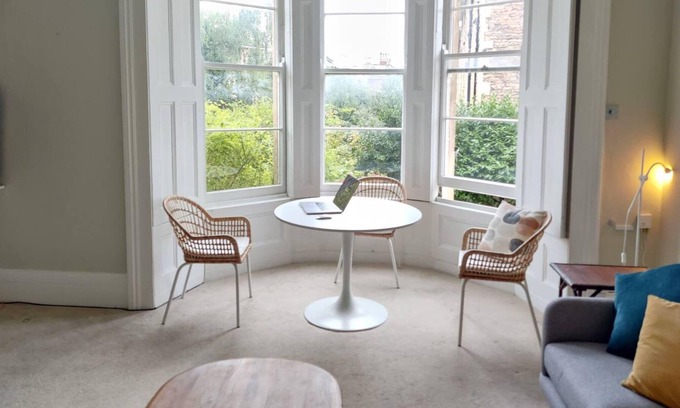 Cotham Apartment | Serene 2 Bedroom Apartment in Clifton