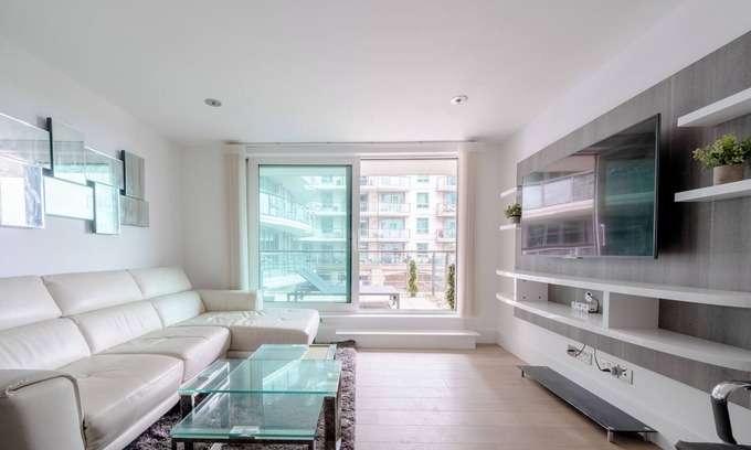 Vauxhall Apartment | Serene 2BD Riverside Flat with Balcony, Vauxhall