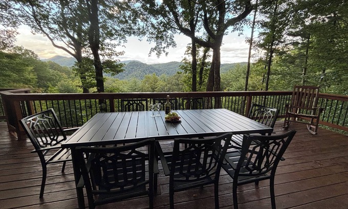 Deep Gap Cabin | Serene Cabin - Sleeps 8, 3 BR, 3 BA, magnificent VIEWS, family and pet friendly