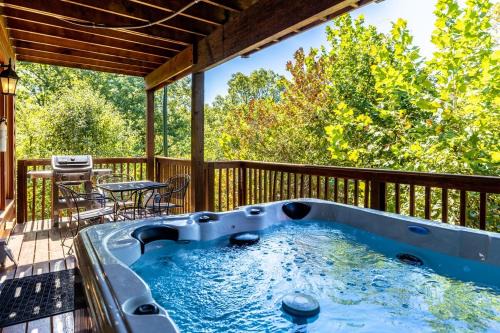 Pigeon Forge House | Serene Cabin w Grill Hot Tub & Resort Pool