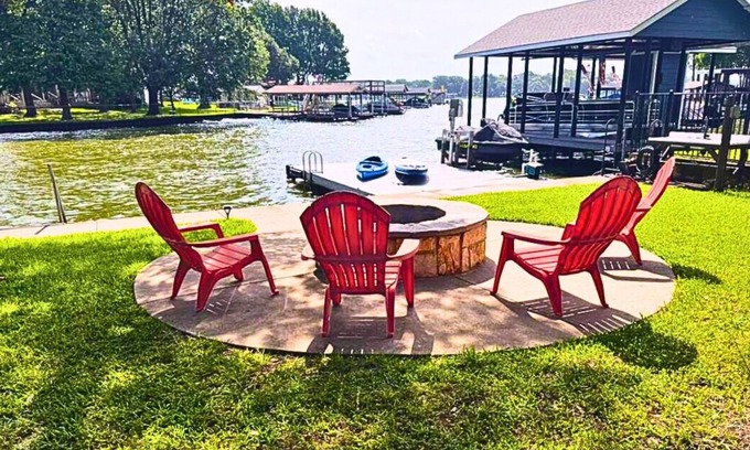 Gun Barrel City House | Serene Cedar Creek Lake Home! Huge Yard, Firepit, Fish, Kayak, Swim & More!