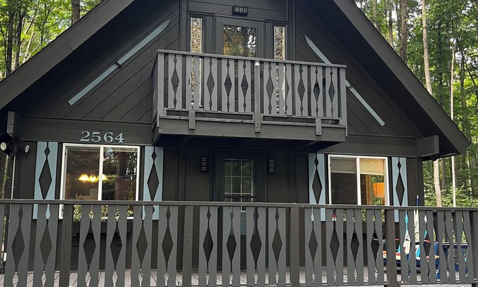 Bellaire Cabin | Serene chalet with fire pit, hot tub and barrel sauna in Shanty Creek
