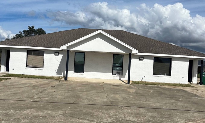 Prien Apartment | Serene corporate apartment with AC in Lake Charles close to casinos and plants.