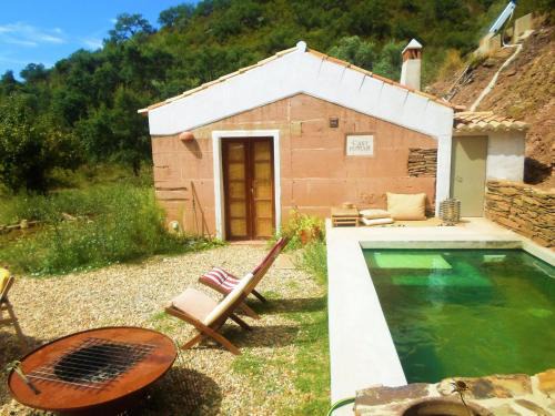 Troviscais House | Serene Cottage in S o Lu s with Barbecue