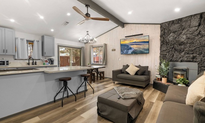 Woodlands Cabin | Serene Dream Cottage - Hot Tub, Walk to Park & Hiking Trails, Ping Pong
