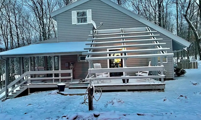 Oakland Cabin | Serene, Family & Dog Friendly Modern Cabin- Less than 15 mins from the Lake