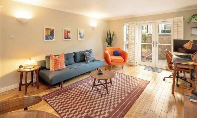 Riverside Apartment | Serene Garden Flat - Steps from Tower Bridge
