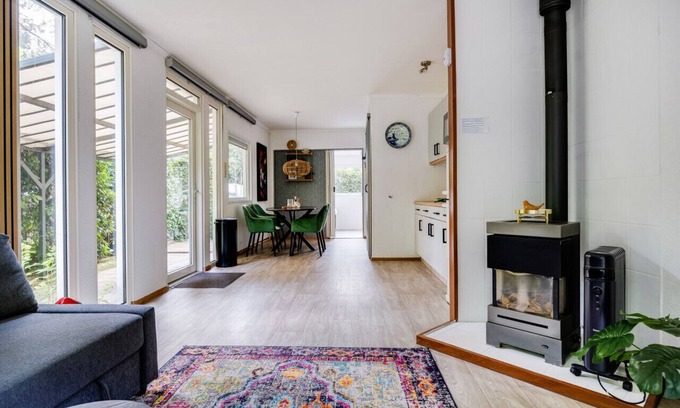 Nunspeet Ski Chalet | Serene Getaway: Charming Cozy Chalet with Generous Private Garden at the Veluwe.