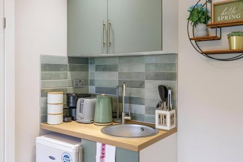 Dalston Apartment | Serene Green Getaway Studio with Calming Ambiance