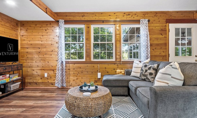 Se Ree House | Serene Lakefront Getaway for the Whole Family!