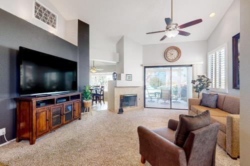 Palm Desert House | Serene On The Green