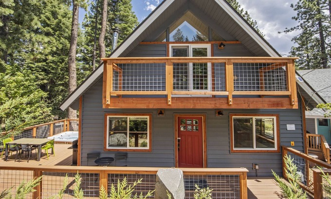 Pioneer Trail Cabin | Serene Tahoe Cabin - Hot tub, Kids room, Playground