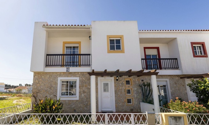 Famalicao Villa | Serene Villa - Located in a quiet area near Nazaré