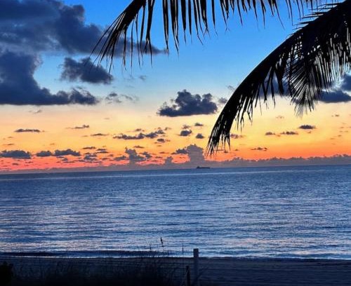 Lauderdale-by-the-Sea Apartment | Serenity by the Sea: Stunning Beachfront Studio