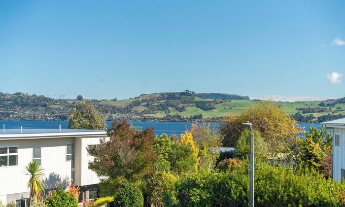 Waipahihi House | Serenity Cottage - Taupo Holiday Home