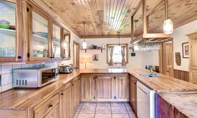 La Minerve Ski Chalet | SERENITY LAKE HOUSE /EXTRA FAST WIFI 110 Mbps