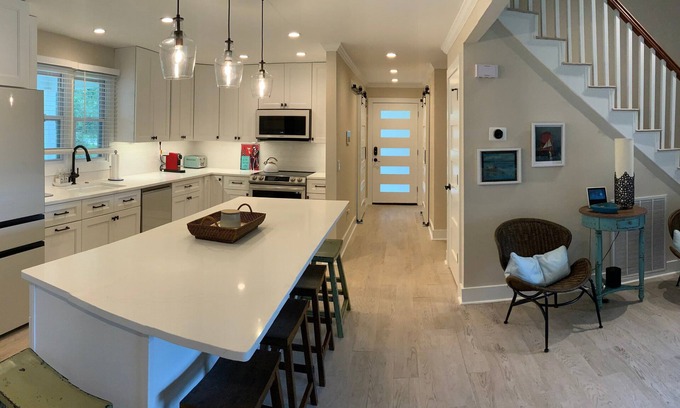 Reynolds Landing House | Serenity on the Green: Luxurious 6BR Lakefront & Golf View Retreat in Greensboro