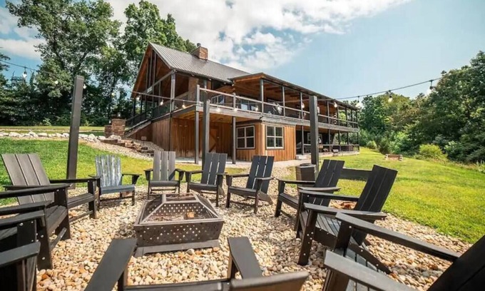 New Plymouth Cabin | "Serenity Ridge", a Luxury Log Estate with views!