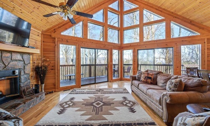 Gatlinburg - Pigeon Forge House | Serenity- serene mntn cabin in gated resort community with pool and amenities/view/Hottub/Secluded/Luxury/Theatre