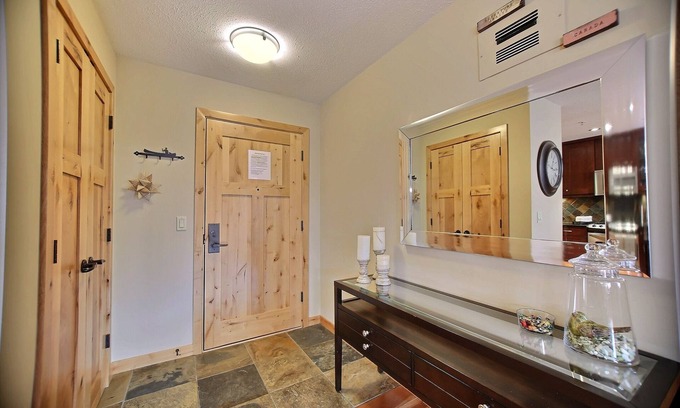Canmore Condo | ⛰🦝Serenity & Splendor "Your dream getaway at Rundle Cliffs - 2bdrm 2 bthrm⛰