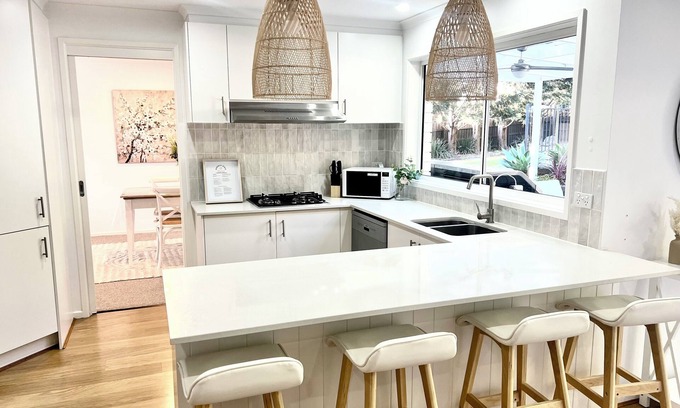 Mount Martha House | SERENITY STAYS: Best price for value - 5 min from beach, cafes and racecourse