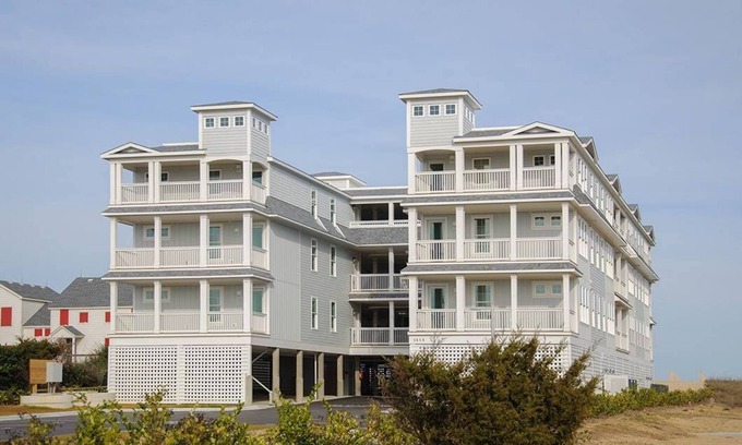 Kill Devil Hills Condo | Seven Cs 402: Oceanfront Condo, Shared Pool