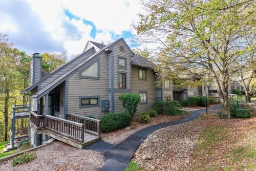 Seven Springs Apartment | Seven Springs Resort 1BR condo, shuttle to slopes! condo