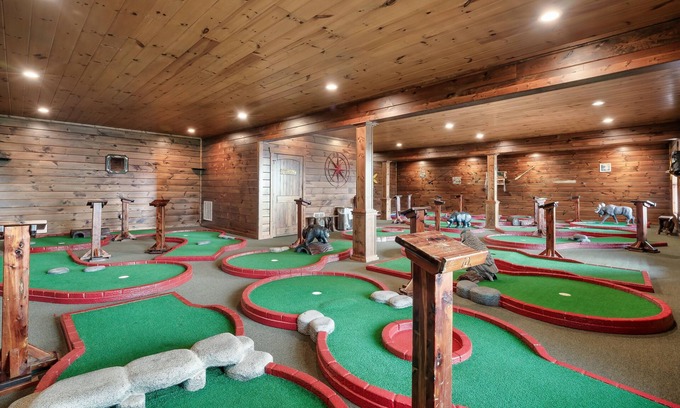 Gatlinburg - Pigeon Forge Cabin | Sevierville - Mountain Golf Lodge - 8 Bdrms.