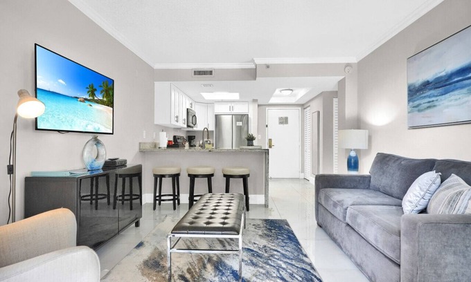 Coconut Grove Apartment | SF Palm Oasis Pool + Free Parking