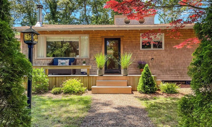 Oak Bluffs House | Shady Pines - Pet Friendly Rolling Ranch Near Downtown