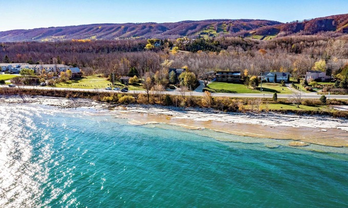 Craigleith Cottage | Shale Beach House - 5 mins to Blue Mountain Village!