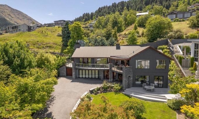 Queenstown City Centre House | Shambala: Luxury Villa with Queenstown Views