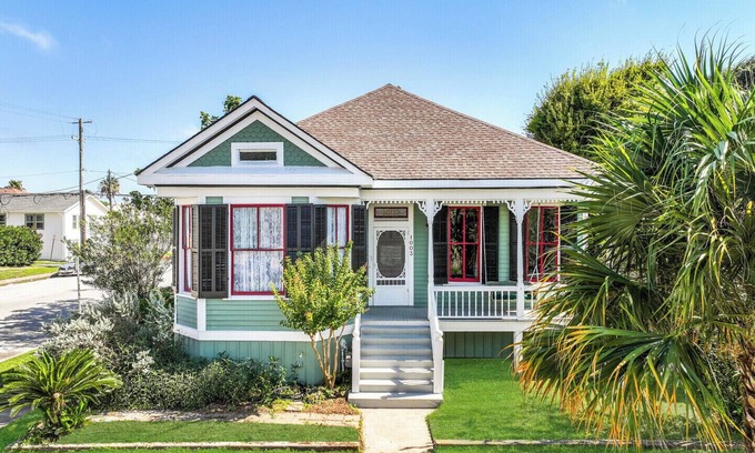 Galveston House | Shamrock Sea Bungalow-Historic East End Home sleep 10 Guests-UTMB,Strand, Beach