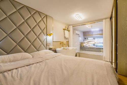 Pudong Apartment | Shanghai Stylish Loft near Riverside Smart Home & Bathtub 上海精装复式公寓近黄浦江