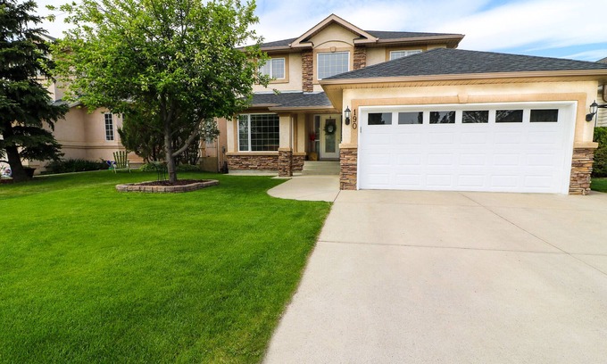 Southeast Calgary House | SHEER PERFECTION on Golf Course; Mountain Views, 5BR, HOT TUB, Pool Table & AC