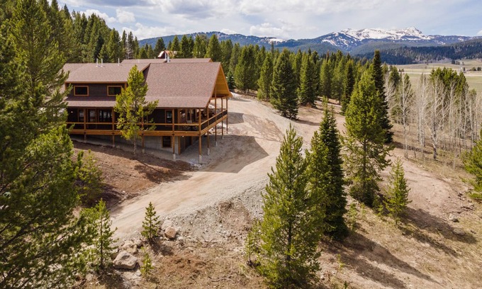 West Yellowstone House | Shelterwood Lodge Private Home 6 miles from Yellowstone