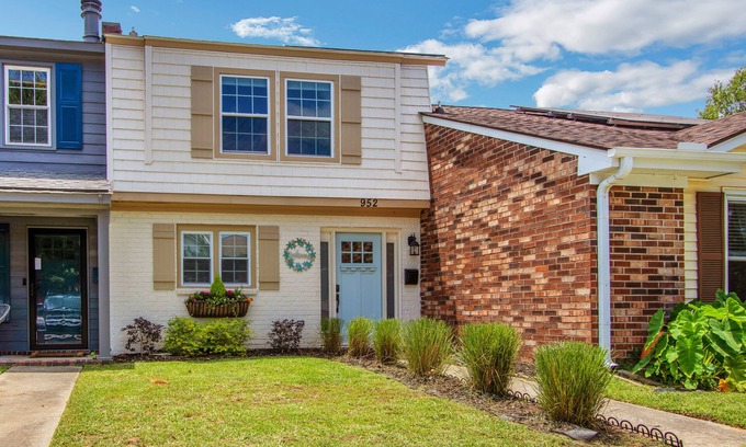Mount Pleasant House | Shem Creek Retreat by AvantStay | 10 Mins to Downtown Charleston | Yard + Patio