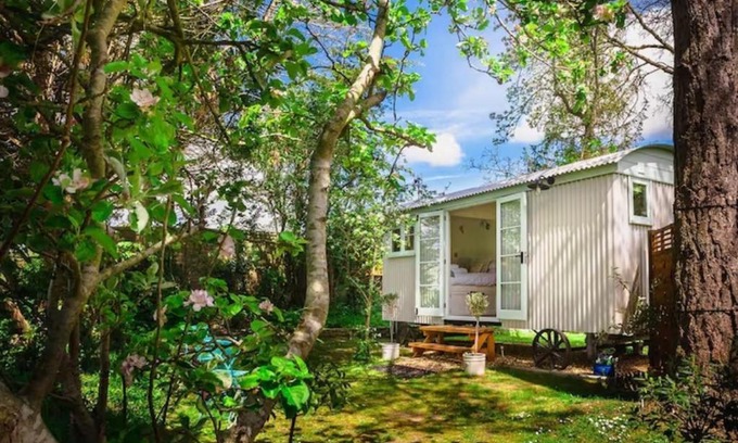 Alton Barnes Other | Shepherd's Hut B&B nr Stonehenge, Salisbury, Bath, WiFi