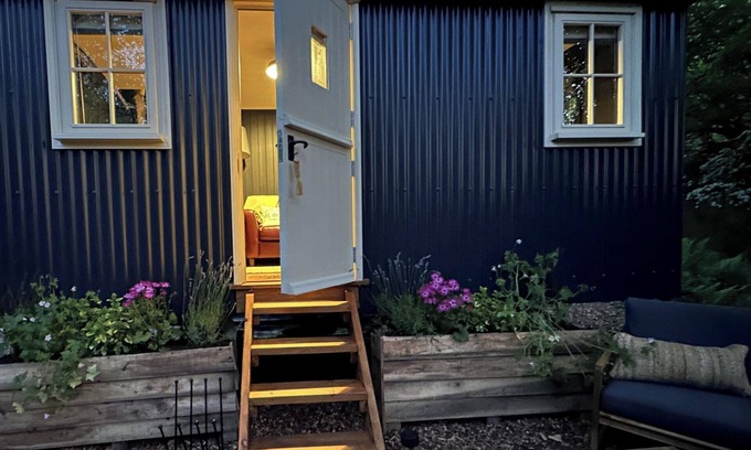 Lanivet Cabin | Shepherd's Hut - Sleeps 2 - Pet friendly - Parking