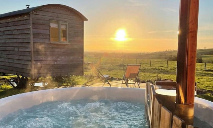Mangotsfield Cabin | Shepherd's Hut & WoodFired HotTub in The Cotswolds