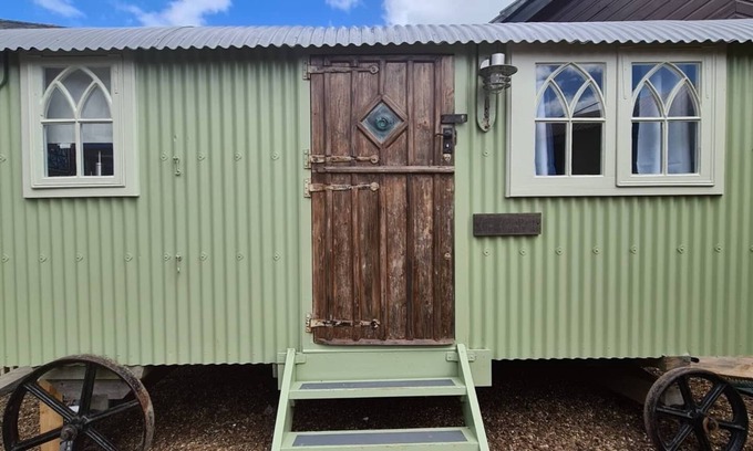 Durrington Apartment | Shepherds Hut - Double - Ensuite