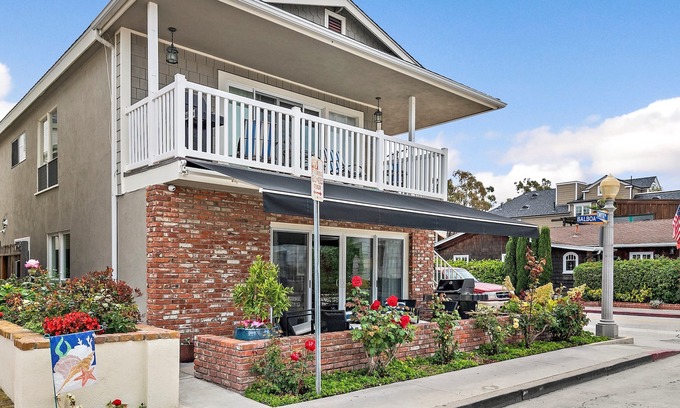 Balboa Island House | Shiny gem on Onyx Ave.