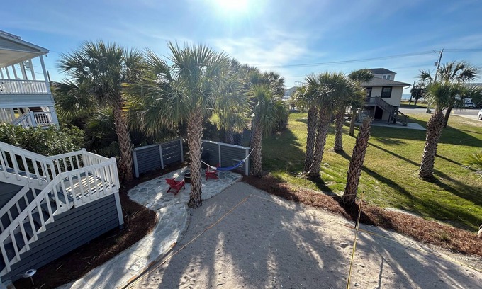 Edisto Island House | SHIP HAPPENS 5BR HOUSE WITH OCEAN VIEW GOLF CART AVAIL, VOLLEYBALL 3 OUTDOOR TVS