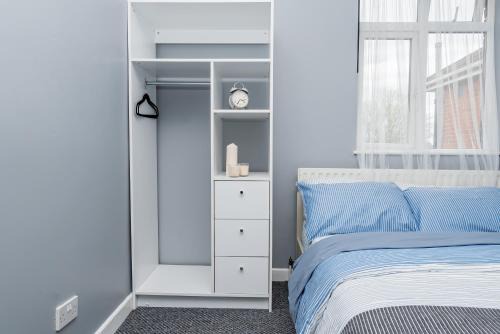 Southampton House | Shirley house 2, Self Catering Guest House, Self Check in, Smart locks, 10 min Walk to Southampton General, Aspire and Princess Anne Hospitals, Access to Fully Equipped Kitchen, Excellent Transport Links, Ideal for Longer Stays and Hospital Shifts