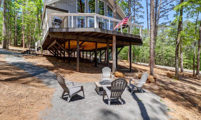 Newnata Cabin | Shirley Treehouse-Style Cabin w/ Lake Access!