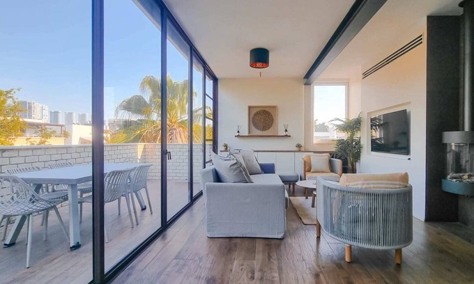 Tel Aviv City Center Apartment | Shlomo HaMelekh Topaze