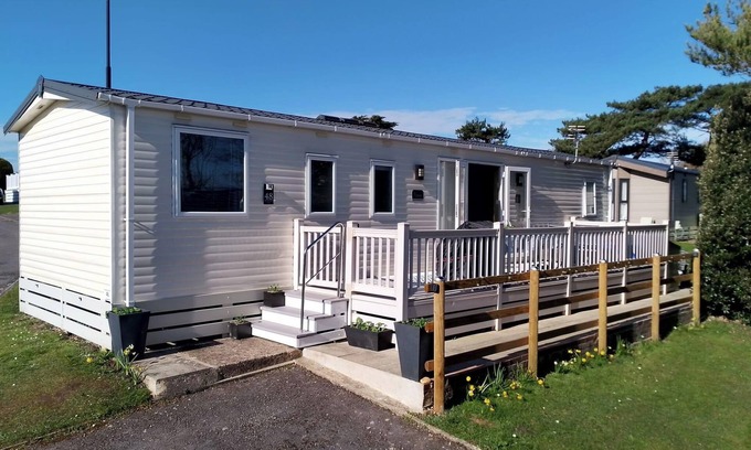 New Forest District Cabin | Shorefield Country Park 3-Bed Casita, Passes Incl