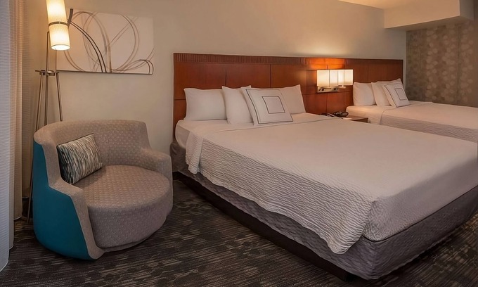 Rosslyn Apartment | Short Drive to Old Town Waterfront! Self-Parking, On-site Starbucks