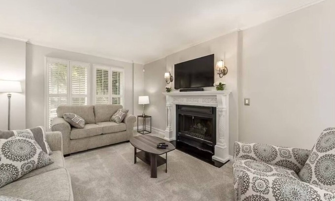 Downtown Columbus House | Short North Home 4BR w/backyard- 2 car garage in very safe neighborhood